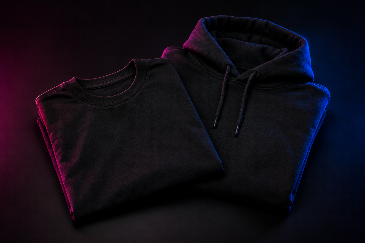 Playera y sudadera personalizadas en un estudio con iluminación creativa